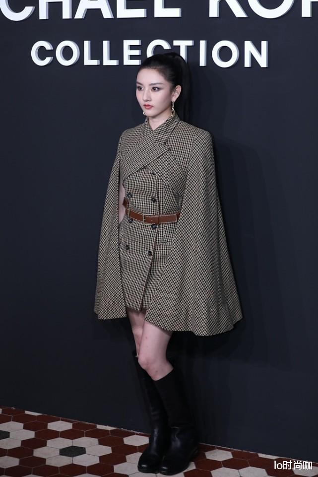 lo时尚咖 宋祖儿的造型师得扣钱,挺好的身材穿成“短粗腿”,幸好气质加分