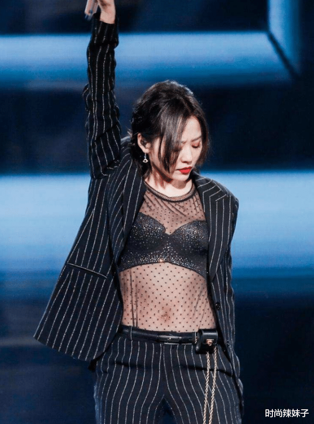 张靓颖|张靓颖终于不再保守，穿西装配“透明打底”出镜，36岁也太拼了