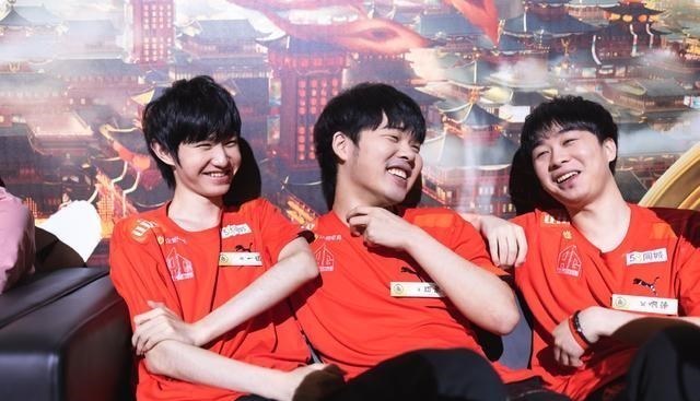 小翔很忙|AG超玩会回归两周年：赢了QG拿了冠军，终结连败却难逃亚军的遗憾