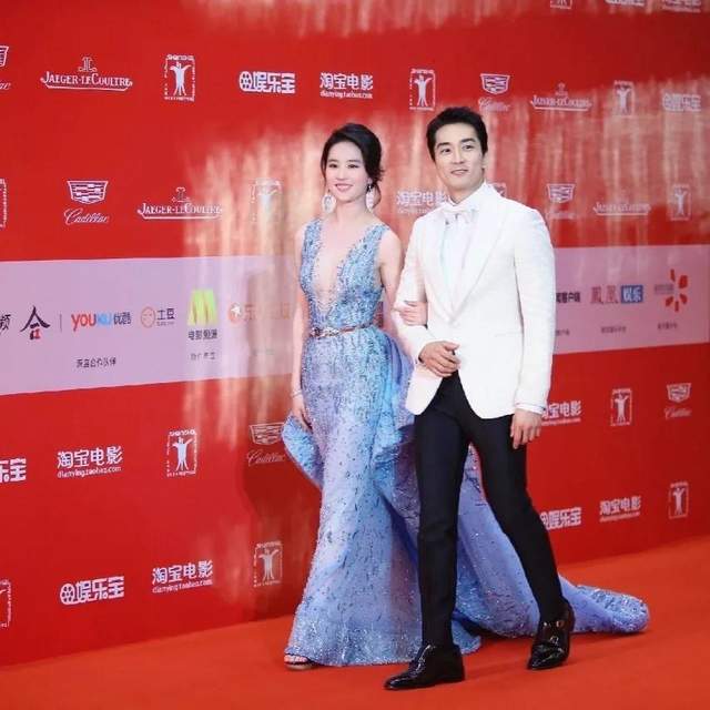 全球时尚号|34岁刘亦菲走红毯，搭配蓝色长裙礼服显性感，不愧是“仙女姐姐”