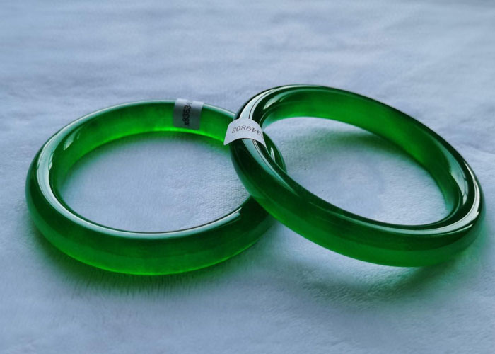 翡翠|太惊艳！“啤酒瓶”翡翠成帝王绿替代品？变现能力不比翡翠差