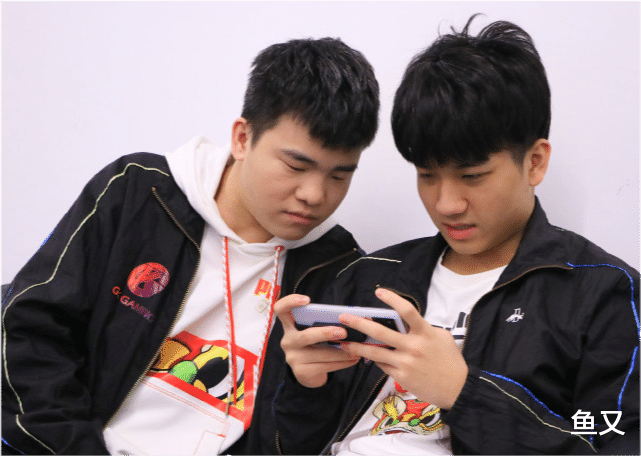 steam|GK成为纪录片卫冕冠军，德服：能留在赛场上的，都是很幸运的人