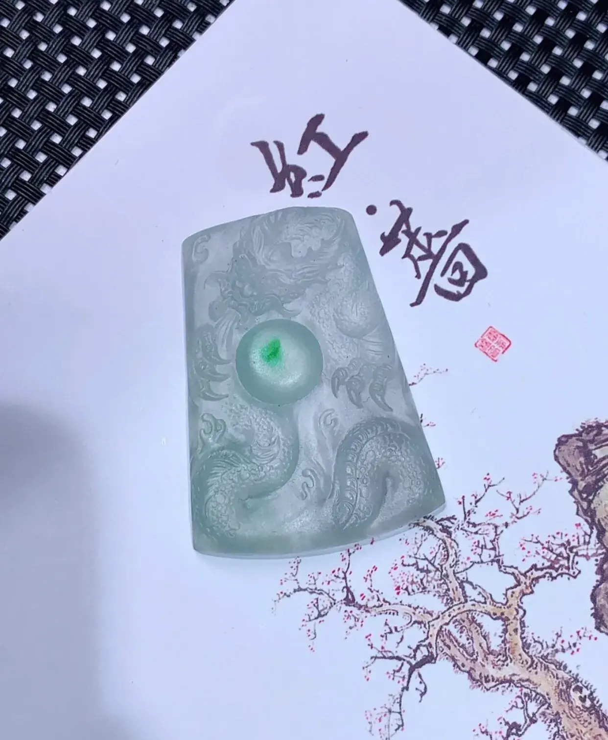 翡翠|种水好的翡翠吊坠越戴越有味翡翠吊坠的款式有很多每一件都是独一无二的，美出自己的特色