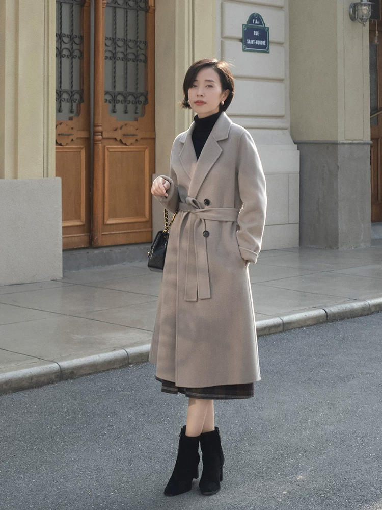 何有强 女人年过40不要刻意扮嫩,选好大衣轻松展现大女人韵味,端庄大气