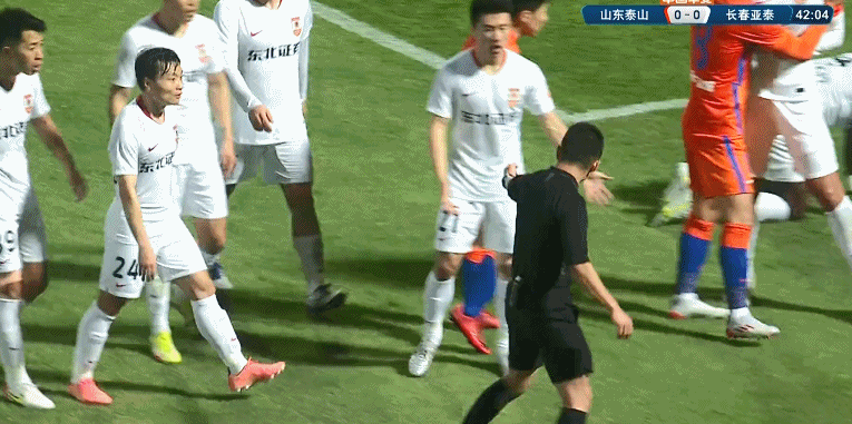 長春亞泰|半場6張黃牌！泰山隊?wèi)?zhàn)平亞泰，兩隊發(fā)生沖突，場面一度很火爆