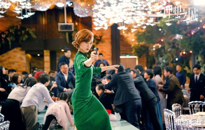 孙俪|孙俪造型大突破！烫金色卷发穿旗袍，罕见浓妆艳抹变美艳女特工