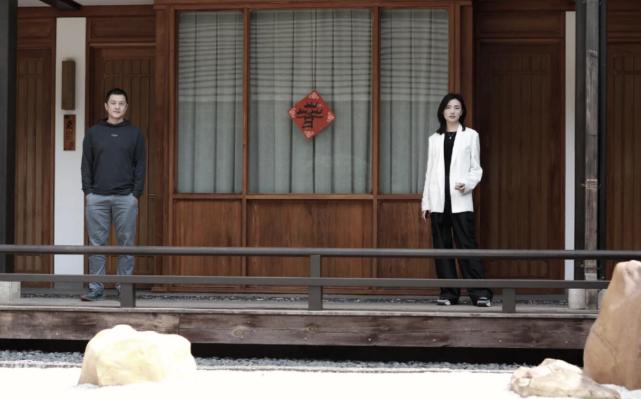 李亚鹏|李亚鹏和小19岁女友拍写真,海哈金喜超有范儿,手托腮像极了王菲