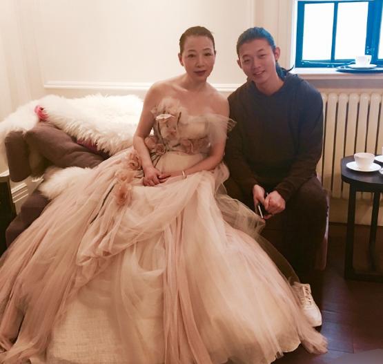 mike|霍尊与妈妈拍的婚纱照被扒出，母子举止过于亲密，引起网友热议