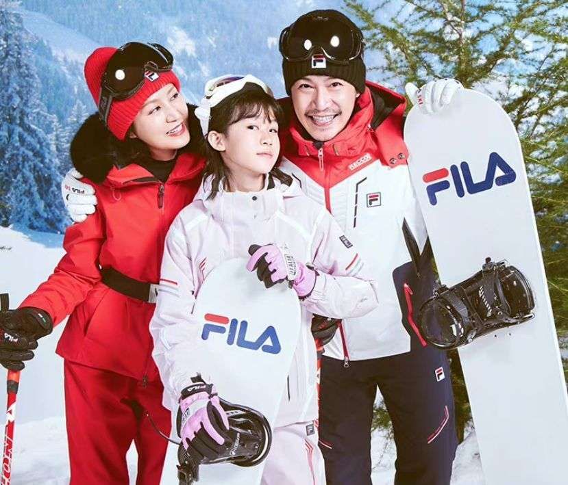 闲鱼有话说 陆毅一家拍大片,穿得臃肿也遮不住大长腿,俩闺女穿同款像双胞胎