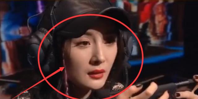 杨幂|杨幂游戏直播全程被关美颜，看清她怼脸镜头下的脸，这哪像34岁？