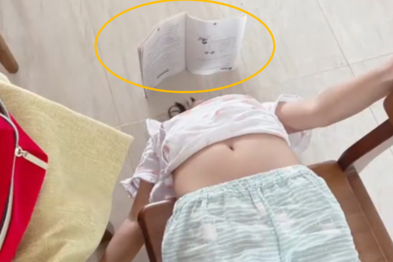 糖果的妈妈|女孩用“高难度姿势”看书，网友看着别扭，却很想拥有这样的孩子