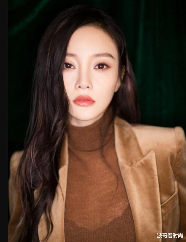 李小璐|李小璐不受离婚影响,穿裸色连衣裙大秀好身材,气质清纯迷人