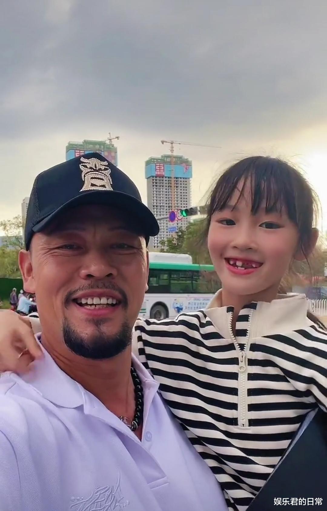 晋松|48岁晋松罕与儿子同框，14岁晋梓铭身高将超父亲，两人气质大不同