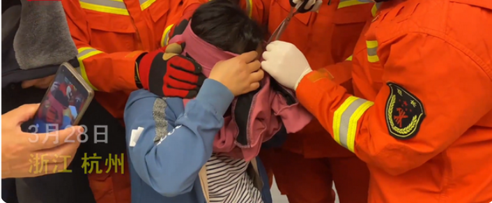 前方社会冲锋号 身边的英雄！女子眼皮被拉链夹住求助消防，仅用二十分钟便完美解决！