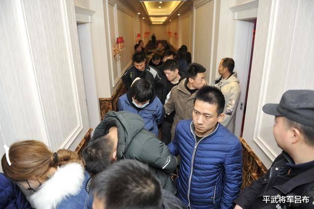 秦皇岛警方打掉特大卖淫团伙,嫖客竟藏身床底,试图蒙混过关
