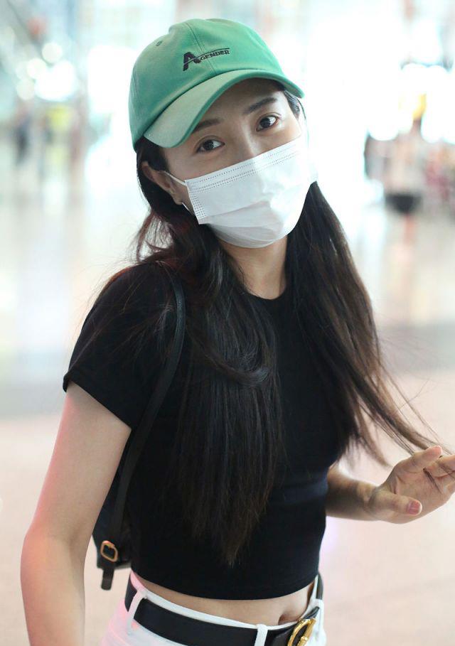 辰雪聊时尚|包文婧瘦得刚刚好,穿黑色T恤“露腰”出彩,白色裤子配出清爽感