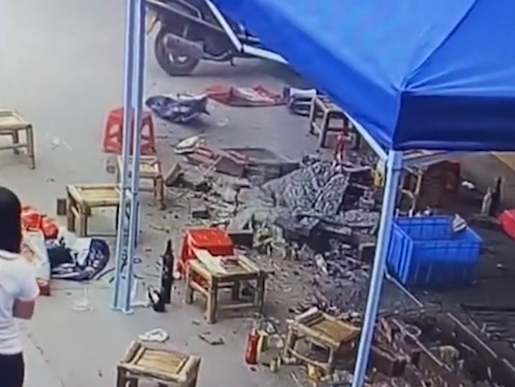 焰冰聊生活 广东阳江，一群人室外吃烧烤遇意外，水泥地板突然爆炸