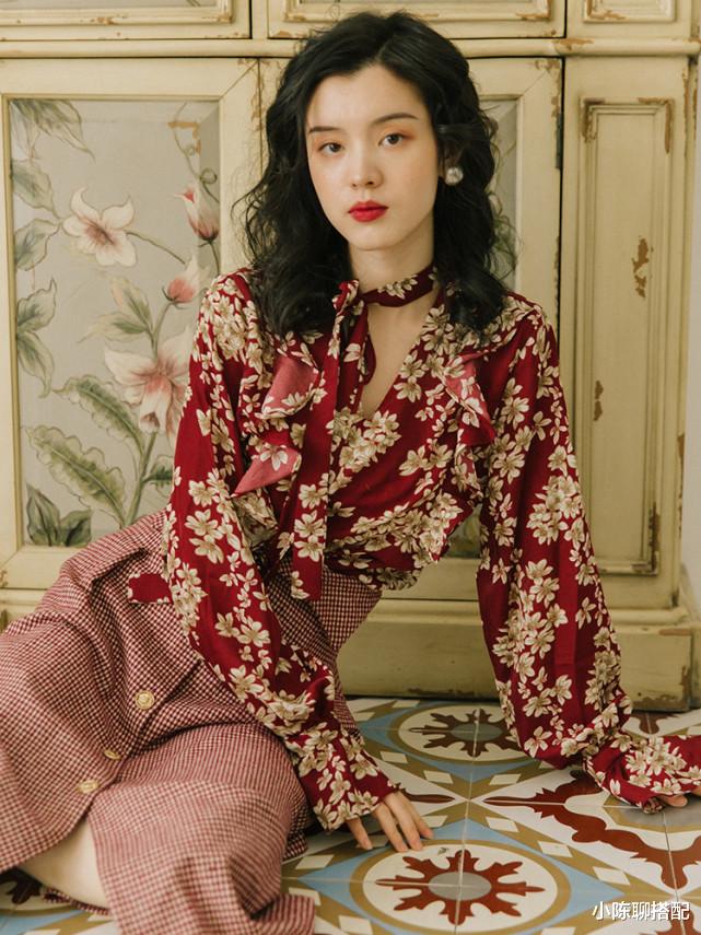 小陈聊搭配|“极简法式风”在秋天穿，温婉知性，太适合中年女人了