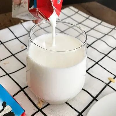 萱爸育儿经|奶粉价格愈发昂贵，家长可以用纯牛奶代替吗？别让抠门害了娃！