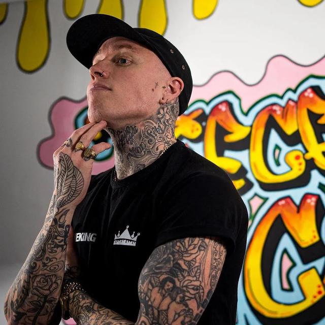 新晚报 小哥做人体蛋糕，吓坏30万网友！太逼真，慎入！惊艳到恐怖