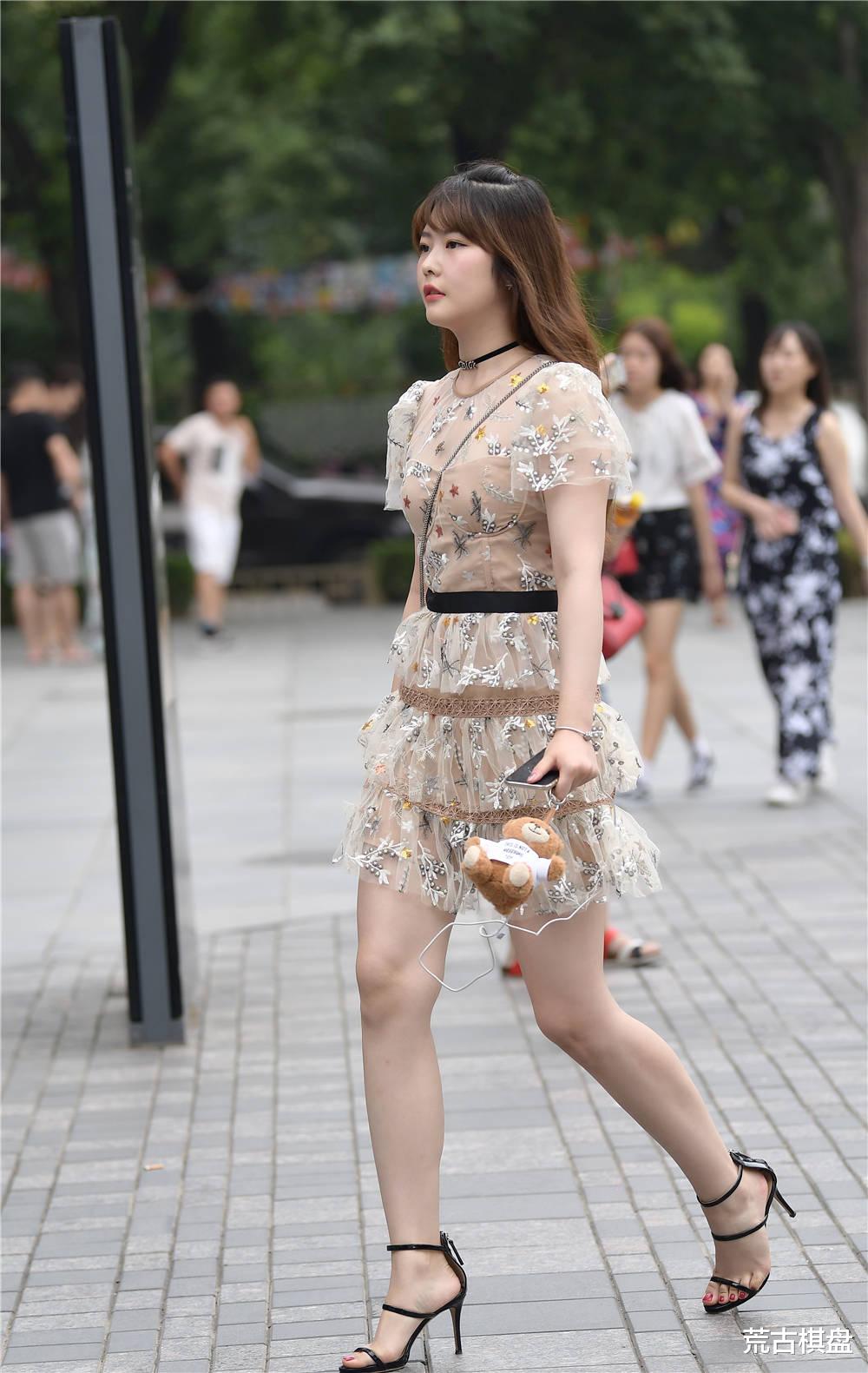 荒古棋盘|夏季选择细跟凉鞋，款式要简约，鞋跟也要高一些才好