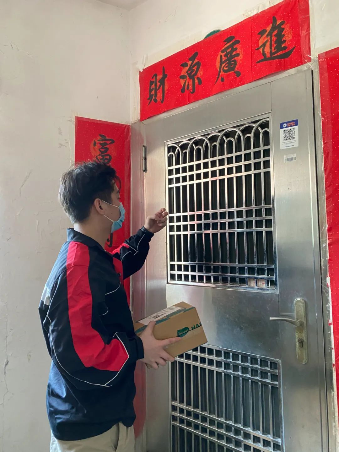 工作12小时后,快递小哥竟然......