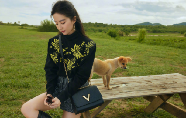 刘亦菲|34岁刘亦菲生活素颜照曝光,能够艳压真实放飞自我,神仙姐姐颜值