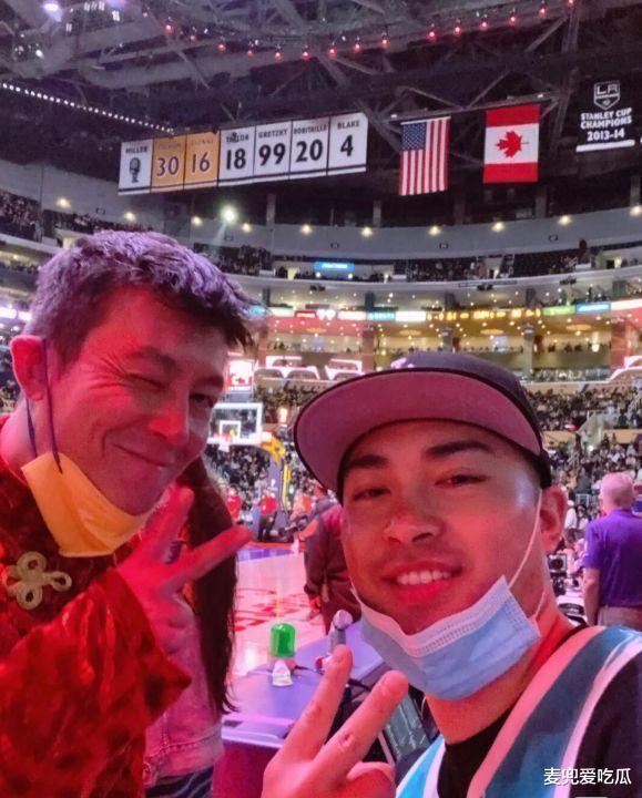 陈冠希|陈冠希一家看球赛？素颜状态暴露真实颜值，网友：越来越像赵本山