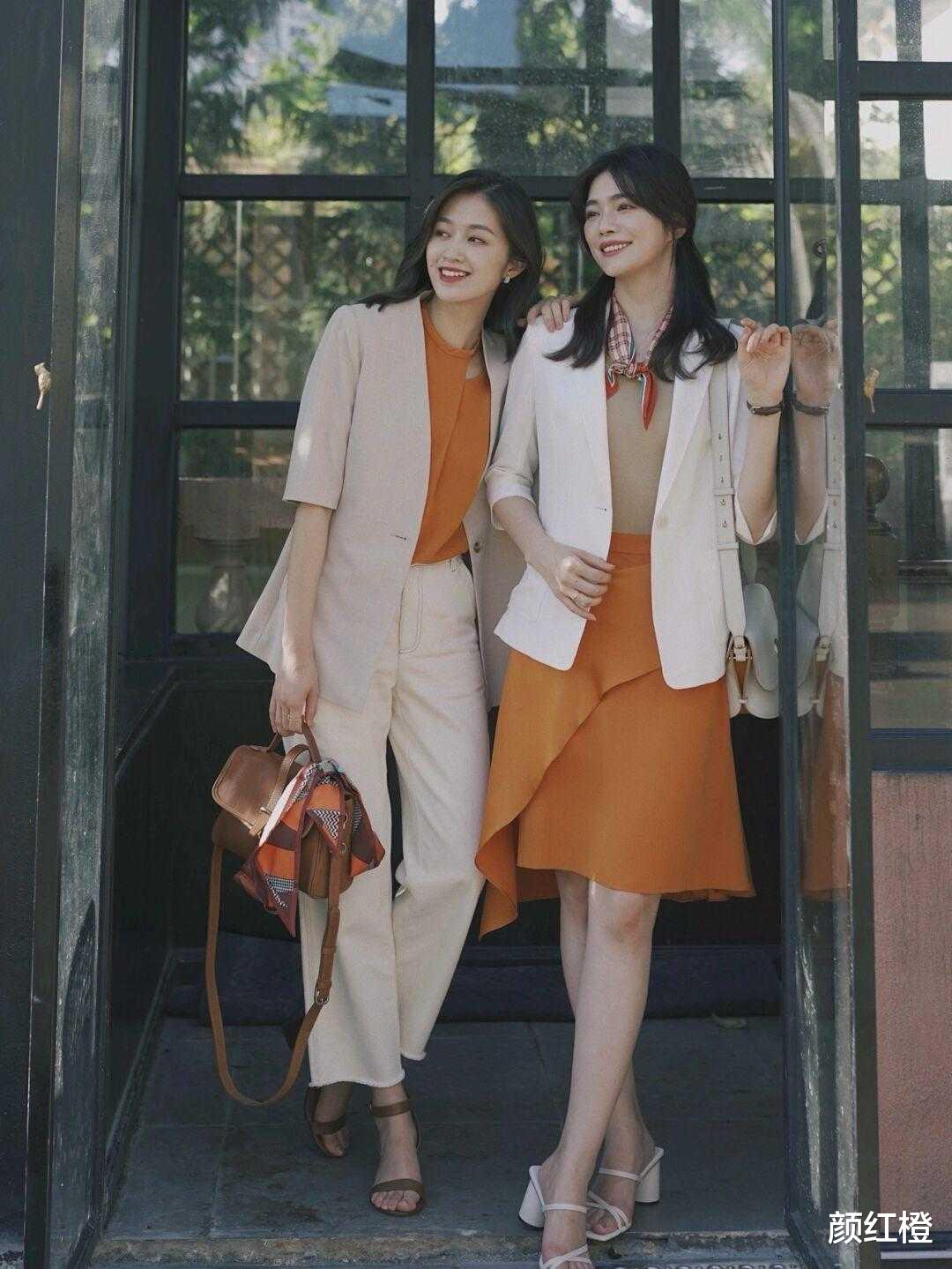 颜红橙|早秋“裙子”怎么穿？学三木搭配无袖针织衫，高级精致又显气质