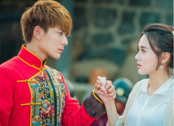 陈翔|陈翔为官宣新恋情，拉踩毛晓彤手段新颖，我却在关注评论区