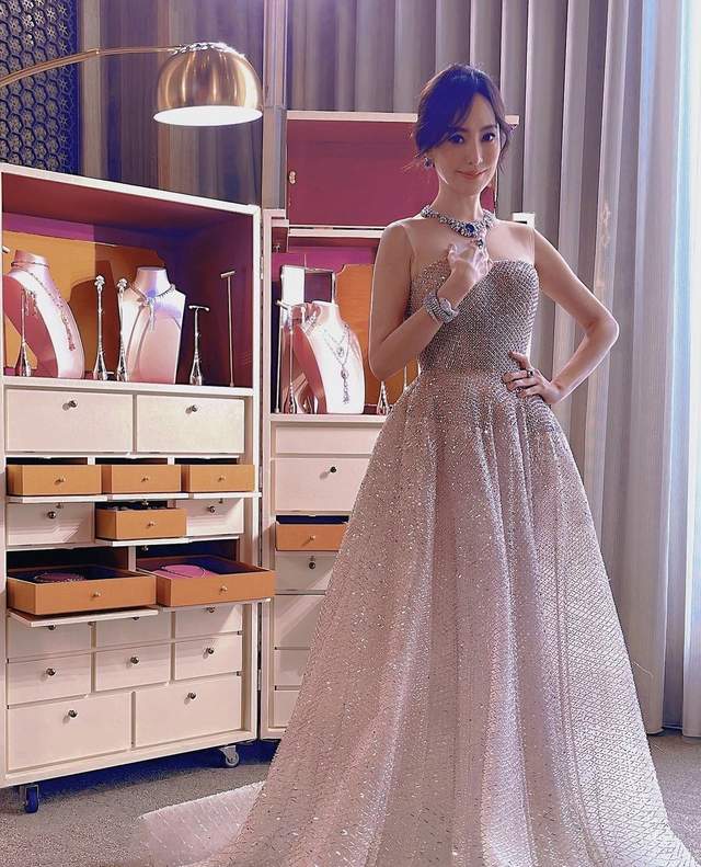 马蓉|名媛关颖6岁女儿接代言赚钱，自曝一场仅一千元，一家五口齐现身