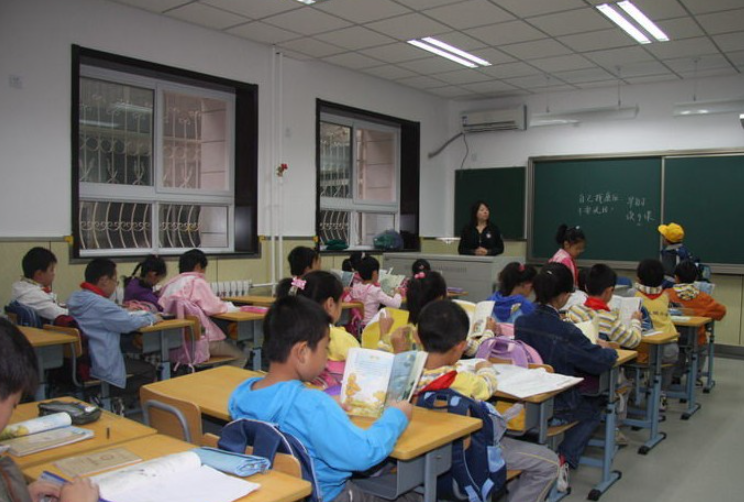 糖果的妈妈|老师说孩子“聪明”，是发自内心的夸奖吗？家长要保持清醒