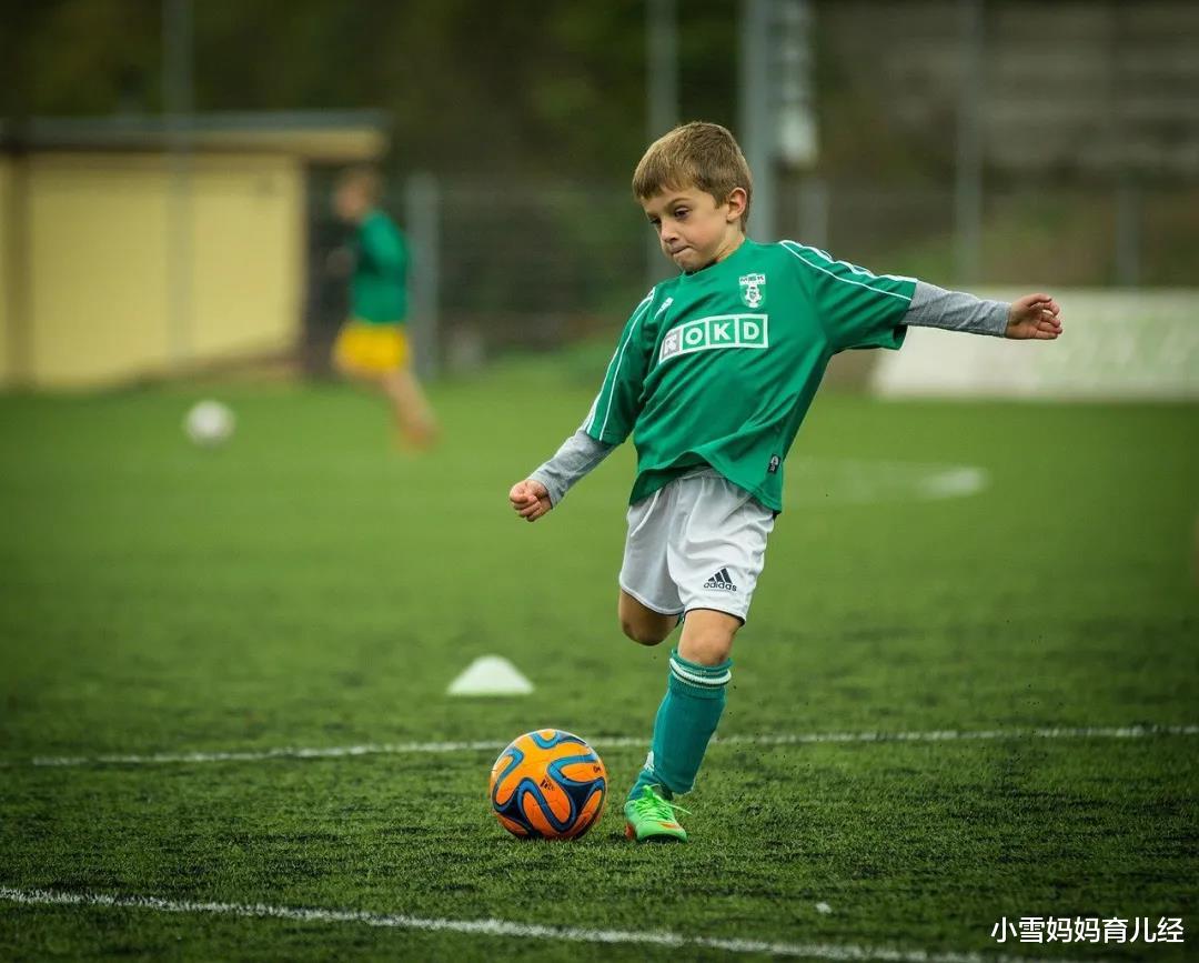 伪娘 网红“吃个桃桃”被批评，伪娘文化引人不适，男孩要有阳刚之气