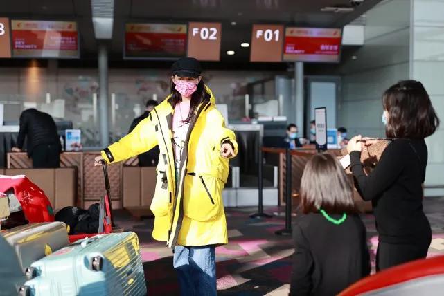 蔡少芬|蔡少芬带三娃出行好操心,2岁儿子坐婴儿车超酷,俩女儿乖巧懂事