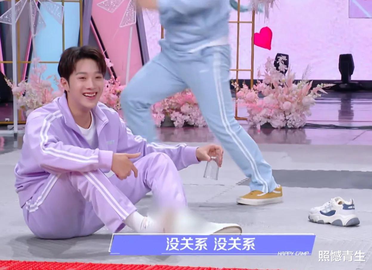 谭松韵|快乐大本营，钟汉良谭松韵营业满分，李兰迪赖冠霖成背景板！