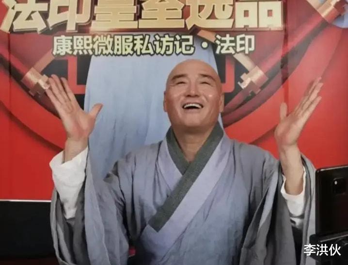 程潇|老演员生存不易，方丈侯堃卖货被嘲过气，为赚钱低声下气陪着笑脸