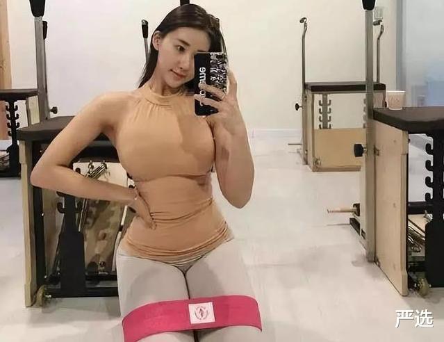 严选|20岁车模小姐姐，“葫芦型”身材令人羡慕，坚持这项运动或是关键