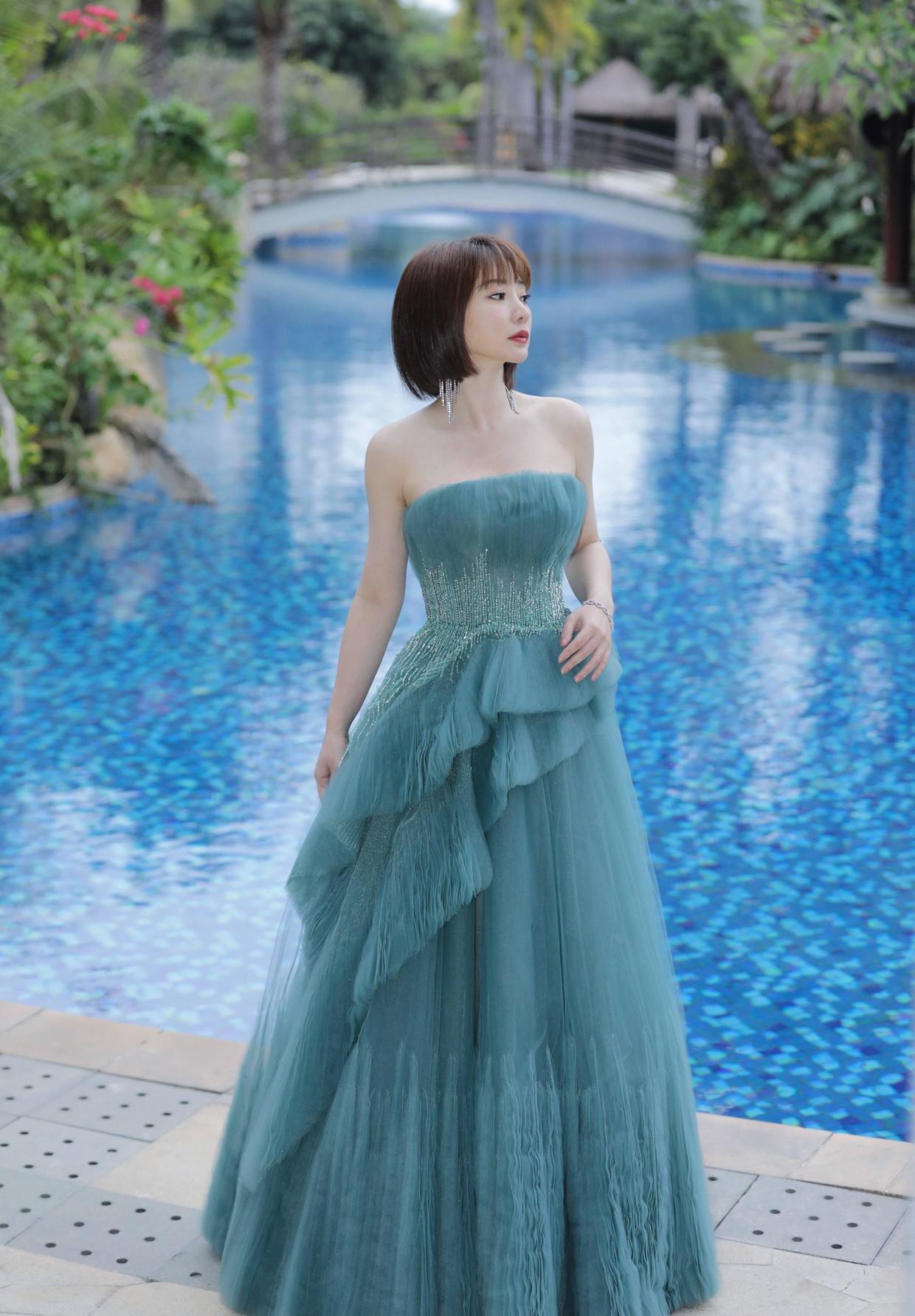 李承铉|柳岩人美又会穿，穿黑色连体裤秀“曼妙身材”，高挑精致又时髦