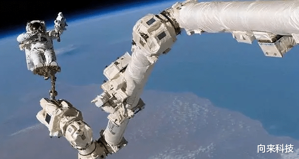 白矮星 神州十二号成功回归地球，飞船落地后变黑，为何升空不会燃烧？