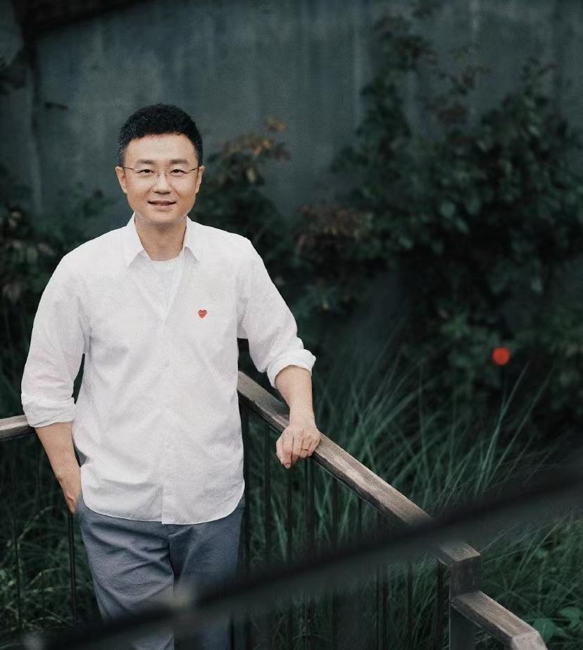 春妮|《新闻联播》刚强，42岁娶二婚春妮，43岁意外得子全家乐开怀