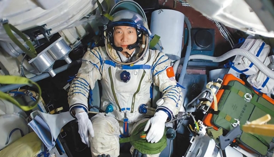 航天员 为什么航天员要随身佩戴手枪？是怕遇到地外生物吗？