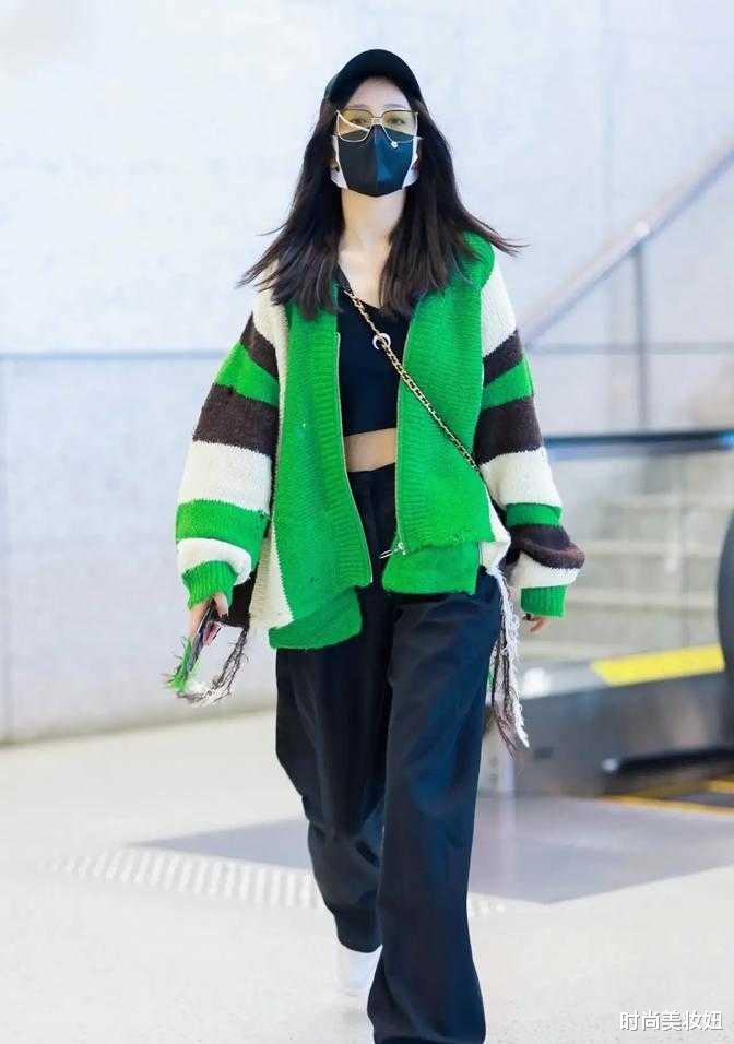 高定|佟丽娅离婚后更敢穿，绿色针织开衫配露脐装走机场，时髦似大学生