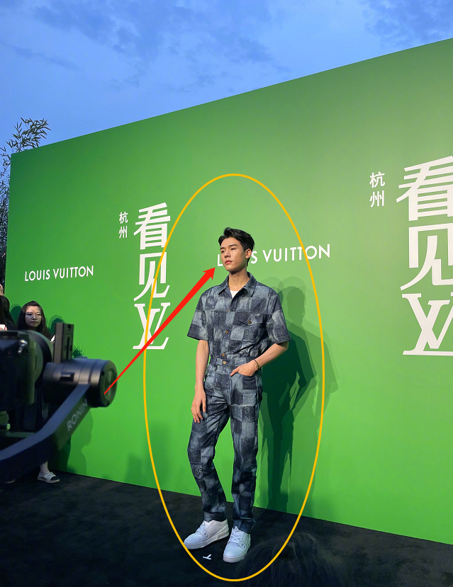 龚俊|龚俊参加LV秀，活动生图曝光，高冷男神无疑，但一开口全露馅了