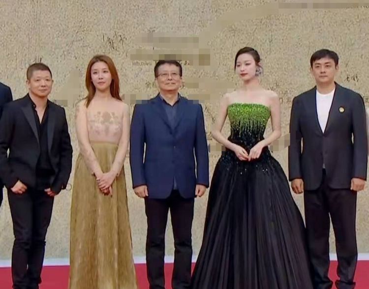 颜丹晨|金鸡闭幕亮点：43岁颜丹晨挺孕肚，张艺谋父女同框，任达华穿跑鞋