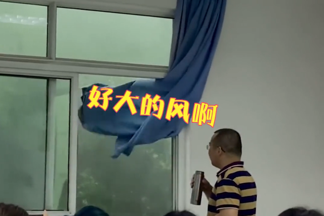 安然说社会 湖北：暴雨天老师端茶杯站窗前，淡定喝茶看风雨，一动作逗乐众人