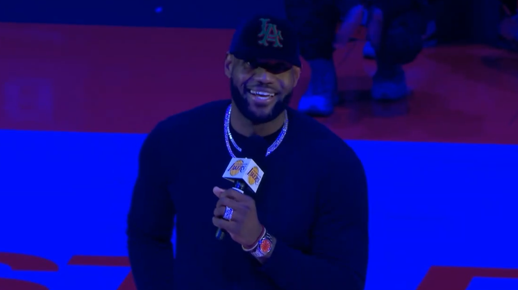 湖人队|湖人正式揭晓总冠军旗帜！双巨发言满脸笑容，詹皇浓眉都紧抱美女老板