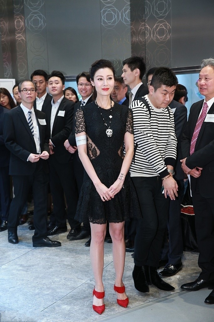 蕾丝裙|李嘉欣真给豪门婆家贴金，1米72的身材穿蕾丝裙，优雅身段真惊艳