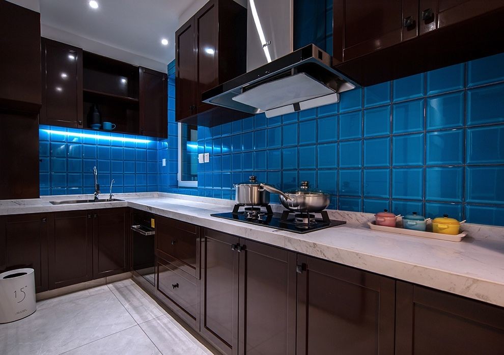 设计师|进门就是深褐色,大面积运用深色同样很明亮,这才是设计的魅力