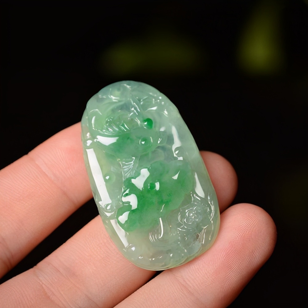 翡翠|人养玉三年，玉养人一生，为什么翡翠会越戴越透亮？