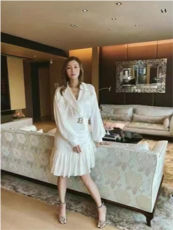 时尚风行派|李嘉欣和富豪老公真恩爱！穿衬衫美回巅峰，戴口罩藏不住盛世美颜